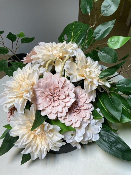 Wiązanki na cmentarz, kompozycje kwiatowe, stroik nagrobny