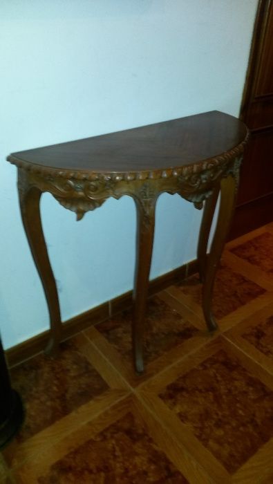 Mesa meia lua muito antiga em muito bom estado.