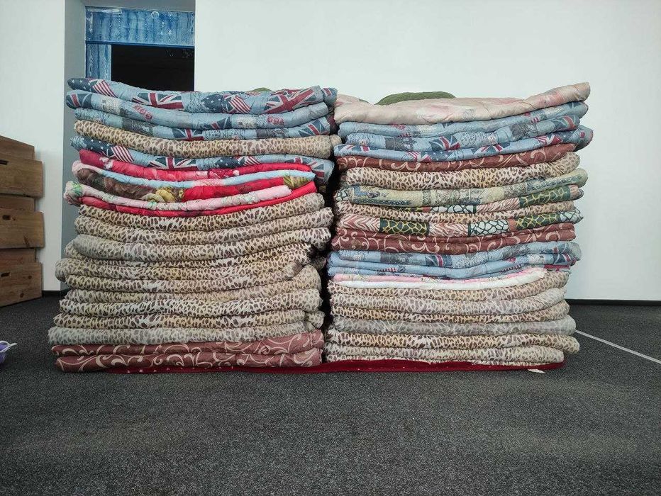 Вживані двоярусні ліжка з матрацами на продаж недорого.