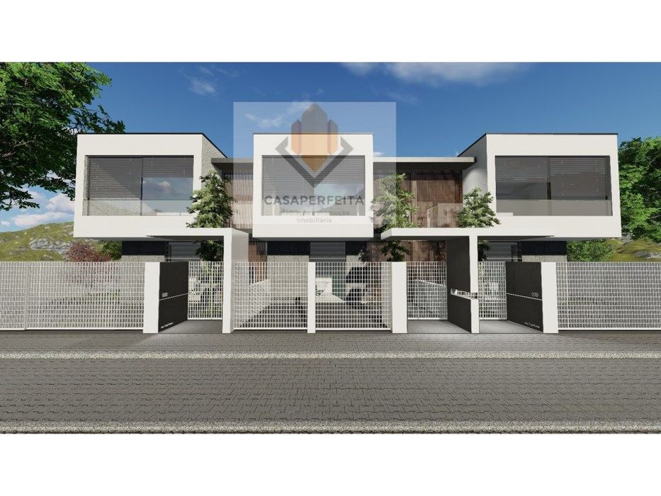 Terreno com Projeto Para Moradia de 3 Frentes e 2 Pisos, Jardim e A... — Grijó E Sermonde, Porto