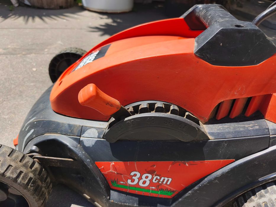 Corta-relva elétrico BLACK+DECKER 38 cm — usado