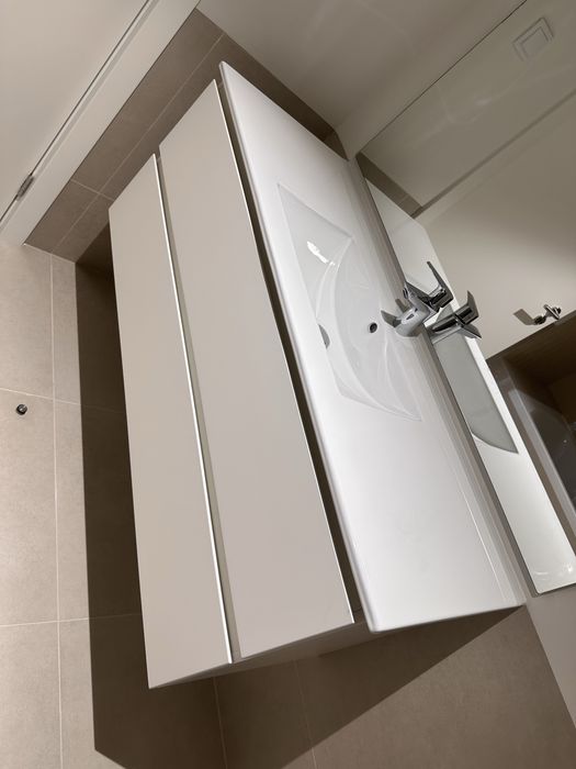 Móvel suspenso de WC com lavatório e torneira GROHE — nunca usado