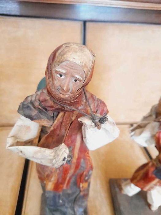 2 figuras em Papel Mache.