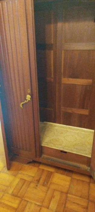 Guarda-Roupa Antigo em Madeira Maciça – 3 Portas com Espelho