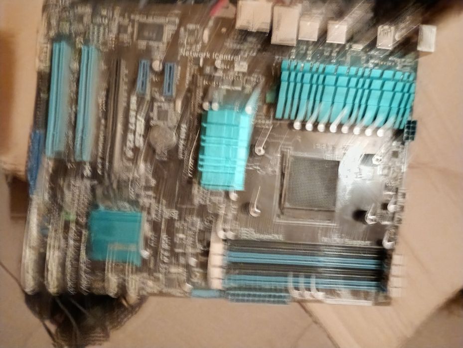 PC rozmontowany, wszystko poza dyskiem twardym i obudowy