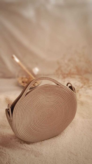 Жіноча кругла сумочка з плетеним ременем через плече. Handmade