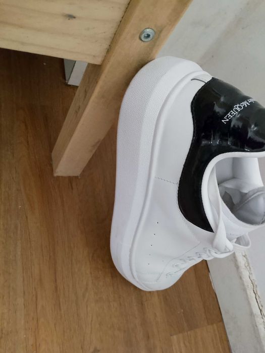 Tênis da marca Alexandre McQueen na cor branco e preto