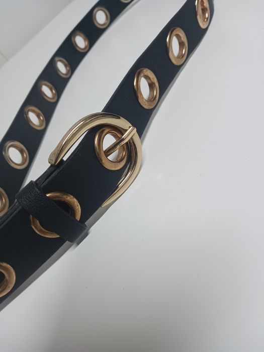 Cinto preto com argolas douradas