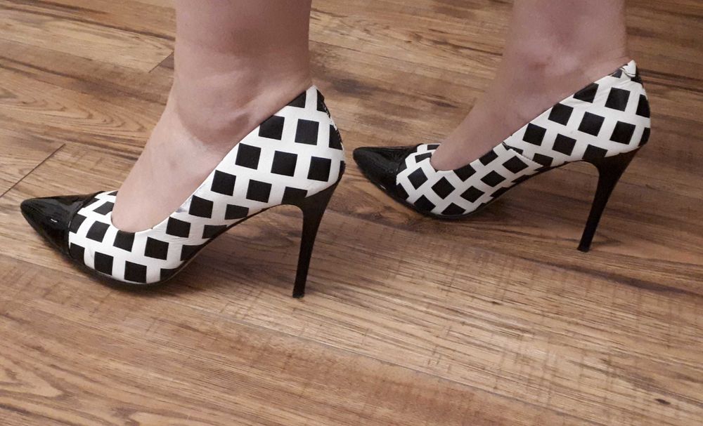 Szpilki biało-czarne lakierowany przód rozm.40