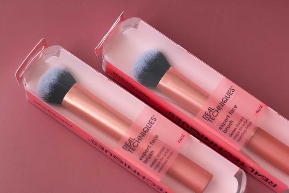 Пензель для макіяжу Real Techniques, для тональної основи (200)