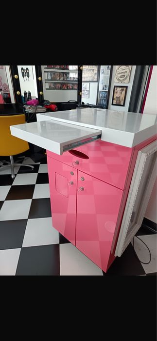 Movel de cabeleireira Rosa com gavetas em branco, em muito bom edtsdo
