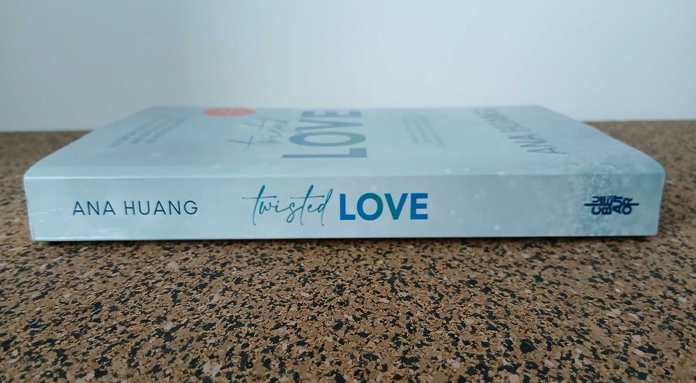 Livro - Twisted Love (Ana Huang)