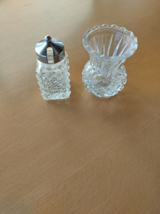 Conjunto de peças em vidro trabalhado.
