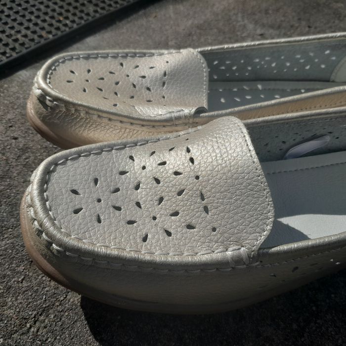 Buty złote mokasyny