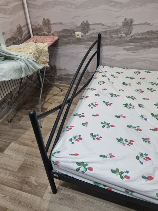 Продам ліжко з матрацом