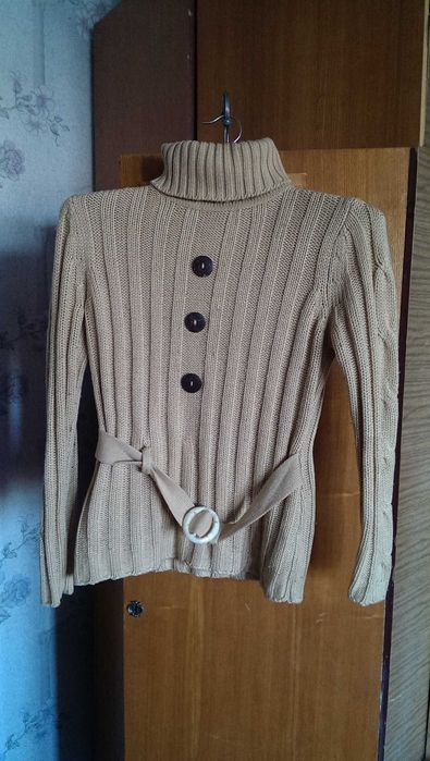 Красивый женский свитерок с ремешком