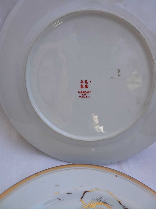 Par de Pratos Decorativos Porcelana Dourada — Fabricado em Macau