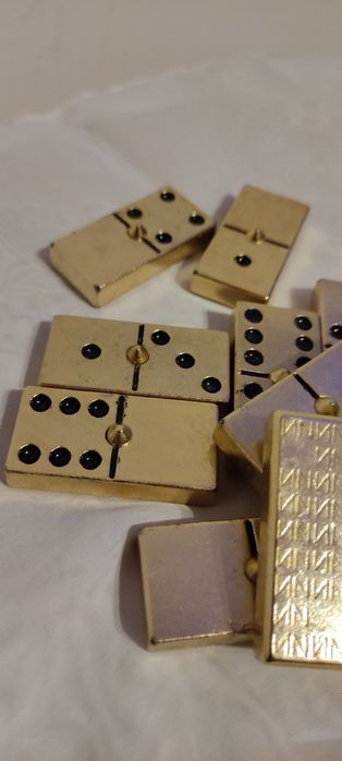Dominó banhado a ouro
