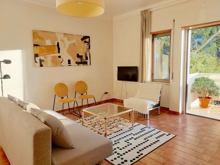 Spacious and bright 2-bedroom apartment with 3 balconies, 5 minutes from the beach