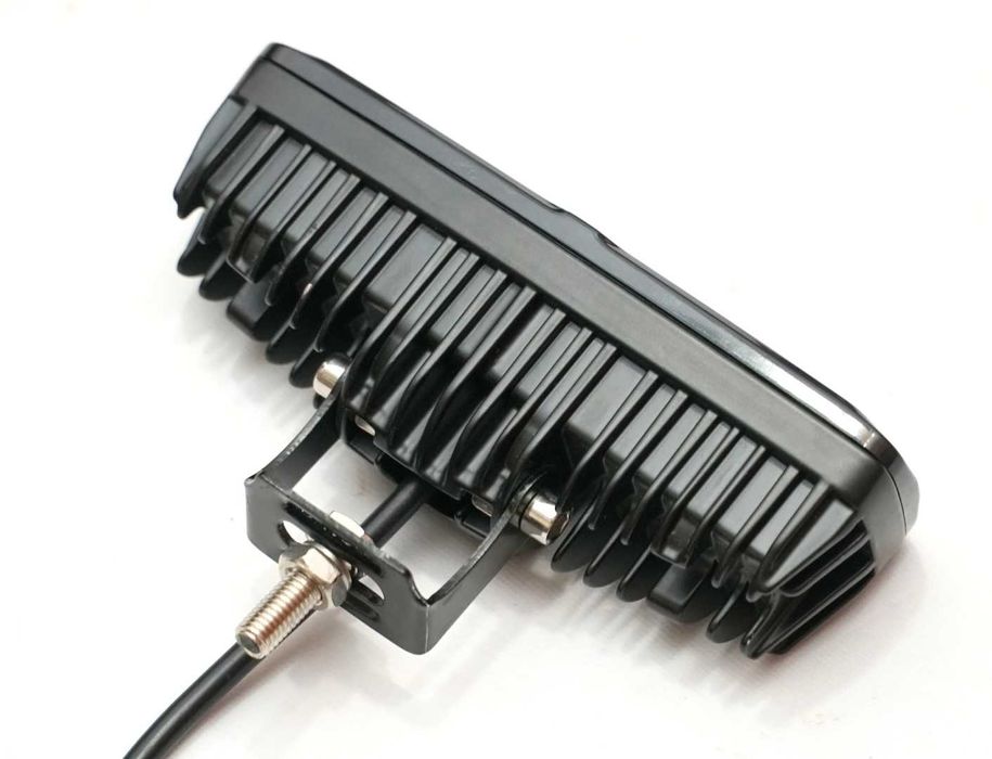 LED BAR listwa 4x4 œwiat³o drogowe 6D 12-24V 20W 2000LM