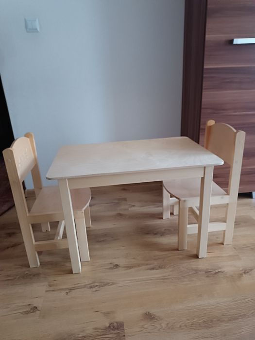 Stolik plus dwa krzesełka
