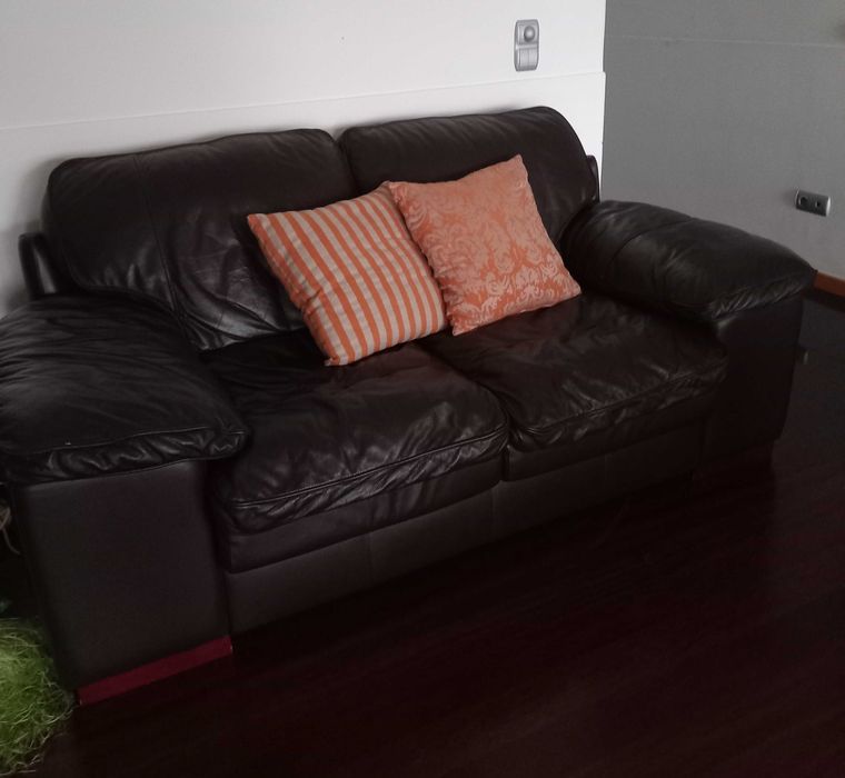 Sofá castanho escuro