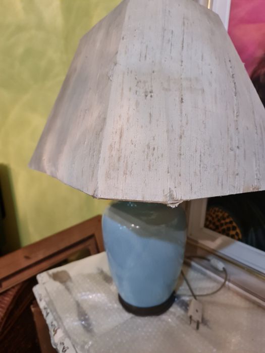 Abajures azuis e bejes