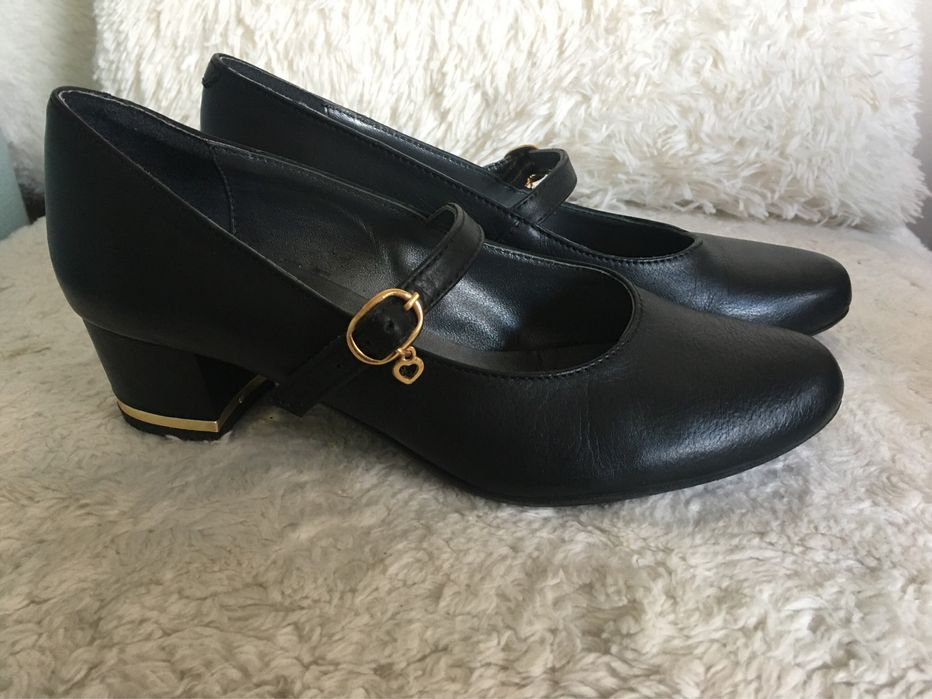 Sapatos pretos tamanho 38