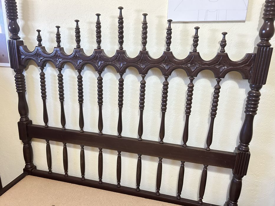 Mobilia de quarto de casal (estrutura, colchão e estrado)