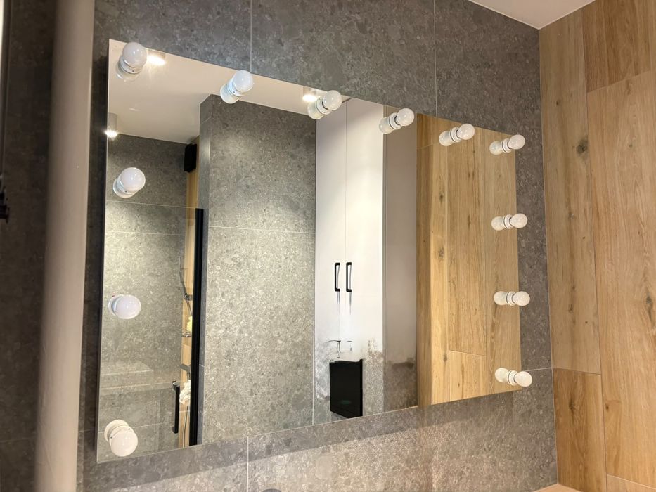 Lustro z oświetleniem LED