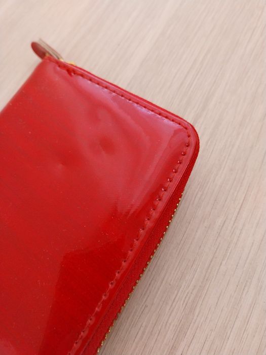 Mały czerwony portfel na zamek