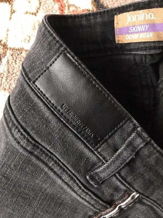 Стильные серые джинсы с лампасами