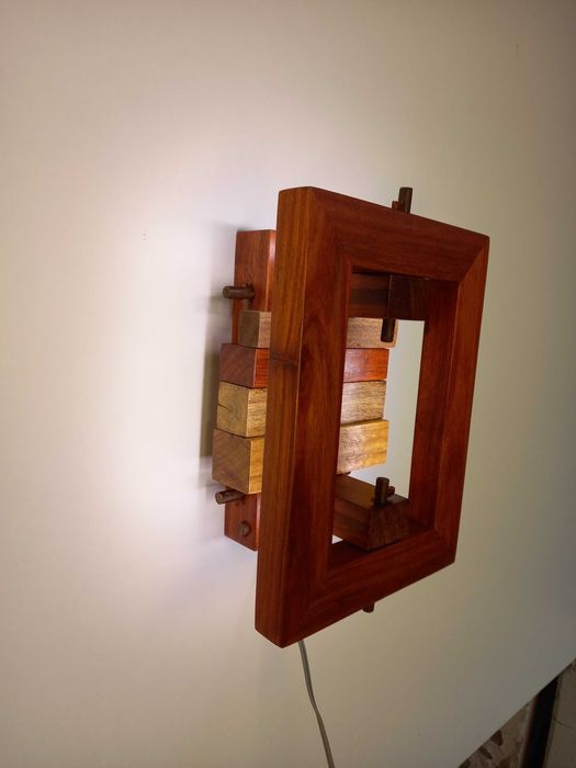 Candeeiro de parede a leds de madeira maciça