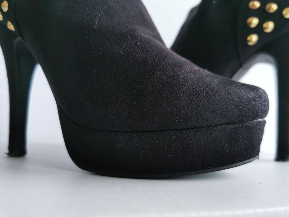 Botins pretos com tachas dourado