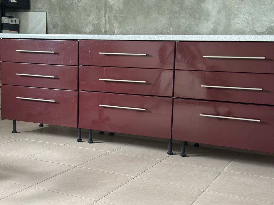 Кухонный гарнитур , нижняя часть ,в илеальном сомтоянии