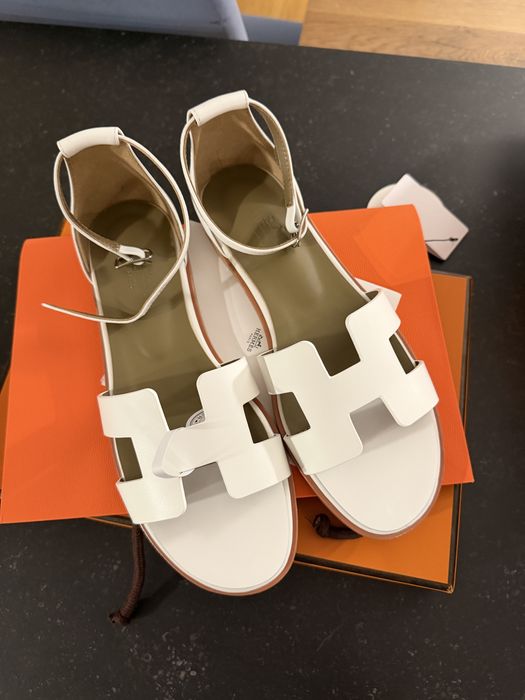 Hermès Santorini – białe sandały, skóra naturalna, wkładka 26 cm