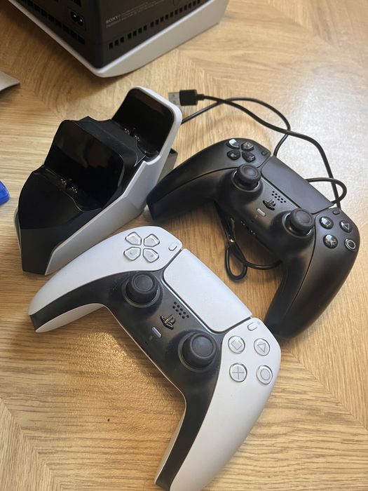 Playstation 5 / napęd / 2 pady / 2 gry