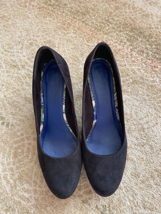 Czarne zamszowe buty na obcasie