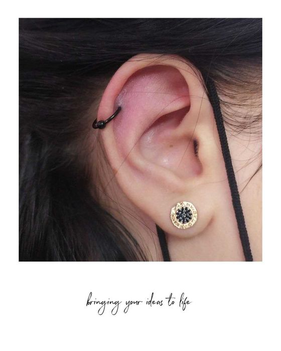 Piercings nas sobrancelhas, orelhas, mamilos e orelhas.