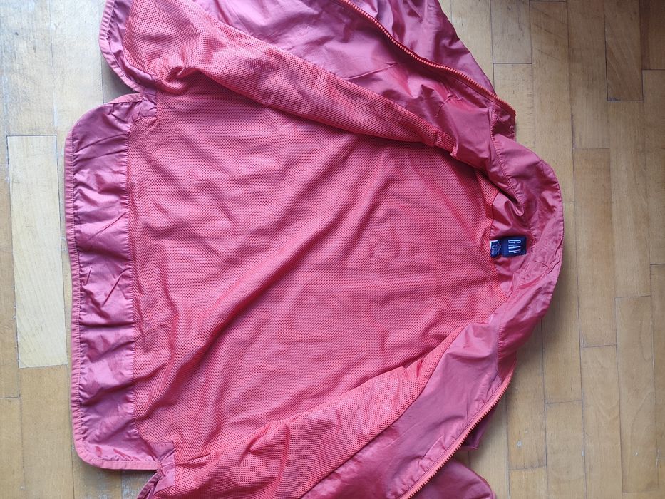 Czerwona, cienka, przeciwdeszczowa kurtka bez kaptura GAP