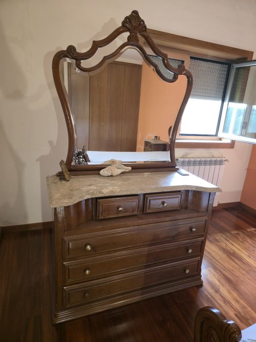 Mobília de Quarto de Casal Completa em Madeira Maciça e em Excelente Estado