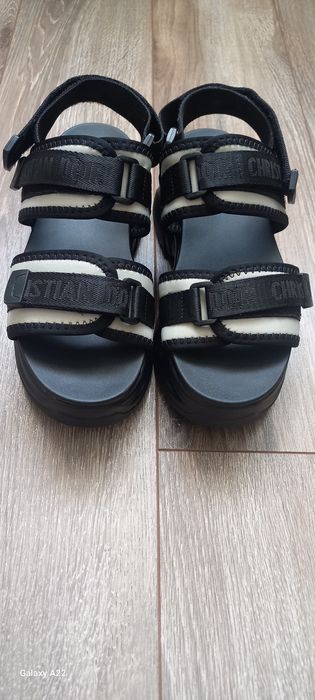 Продам босоніжки нові