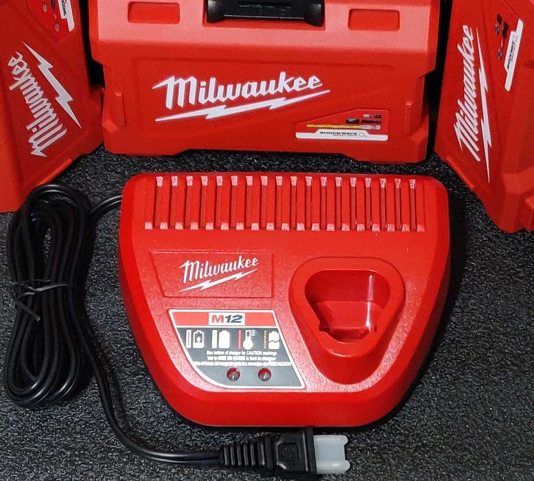 Новое зарядное устройство Milwaukee M12-120V/ american version на 120V