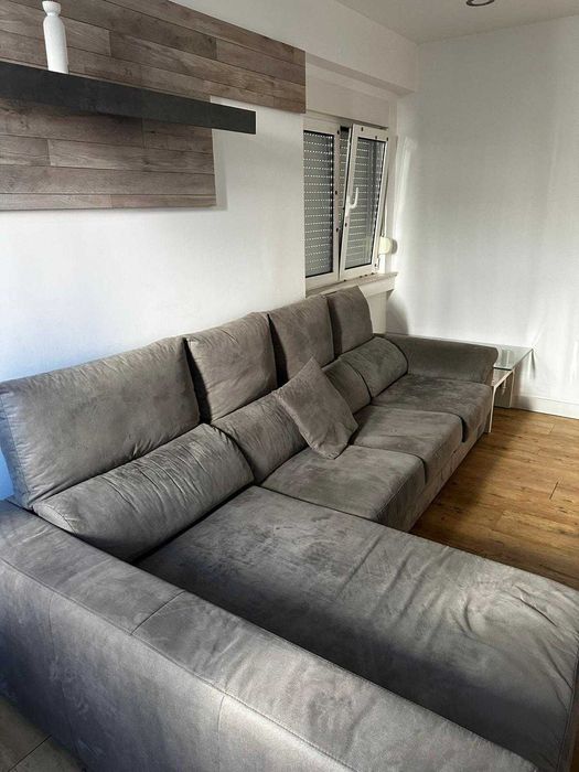 Sofá cinza com 4 lugares