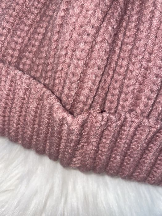 Zimowa czapka z pomponem, plecioną