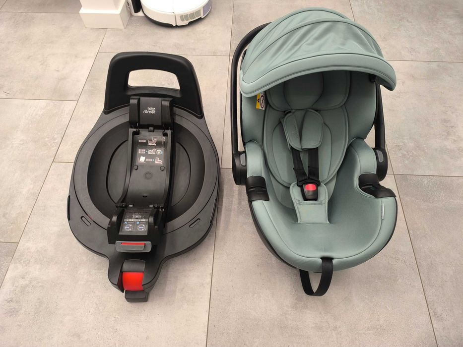 Fotelik dziecięcy Britax Romer Babysafe Pro z bazą.