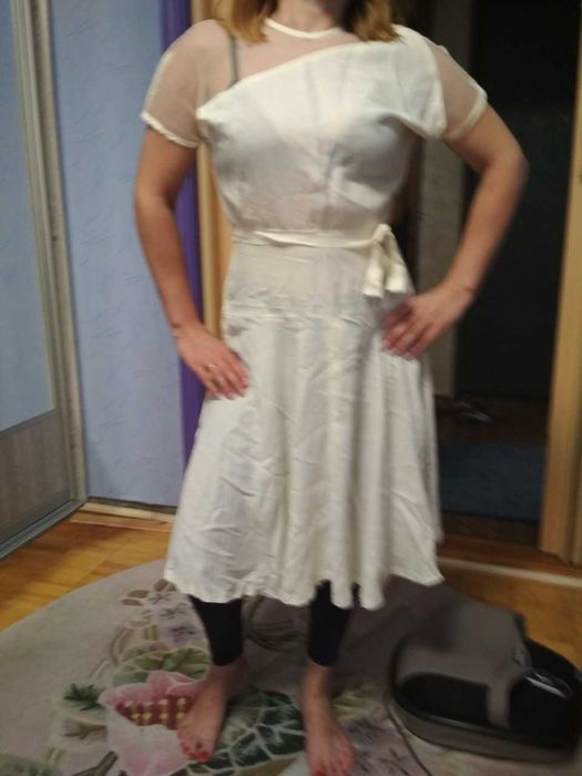 Белое платье с сеточкой на груди и широкой юбкой