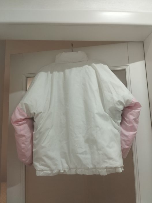 Біла куртка на дівчину