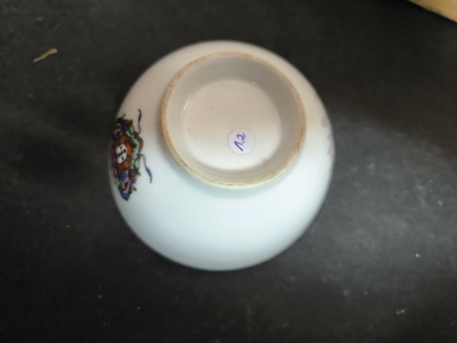 Elegante Tigela de Porcelana com Brasão Português. 
Tigela em porcelan