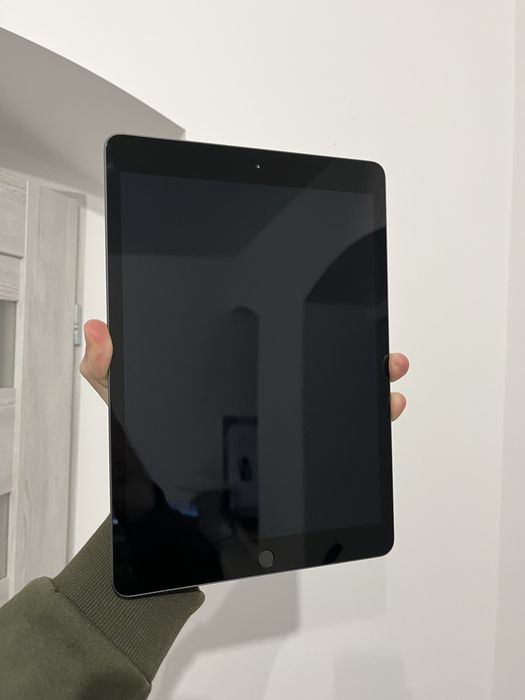 iPad 8th gen 32gb Wi-Fi + Etui